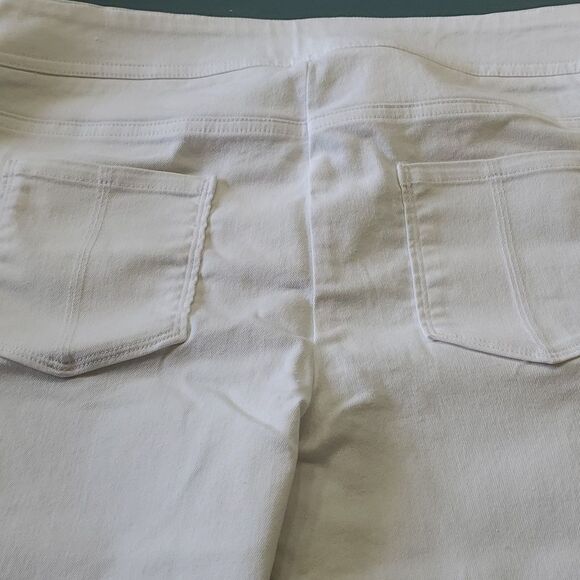 ATTYRE white jeans, size 4. Straight leg. Streatch fabric. GREAT CONDITION. - Picture 3 of 8